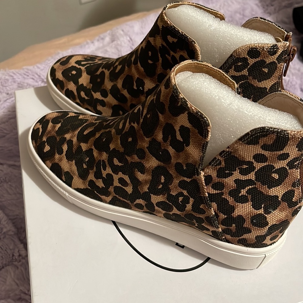 New inbox, Steve Madden, women’s shoes size 7.5 style is Claud leopard.